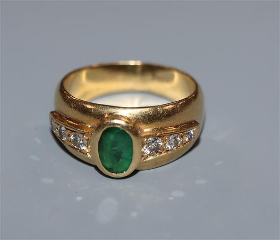 A moder 750 yellow metal, emerald and diamond set dress ring, size J/K